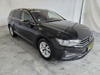 krockskadad bil auto Volkswagen Passat Variant 2.0 TDI Business 2023/3
