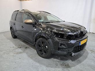 damaged passenger cars Dacia Jogger 1.8 hybrid 155 limited edition 7p 2026/2
