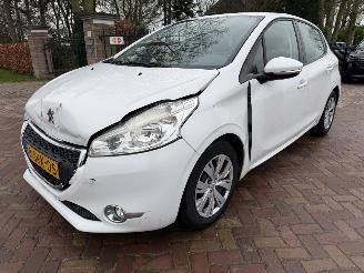 Auto incidentate Peugeot 208 1.2 e-VTi Active  automaat 2013/11