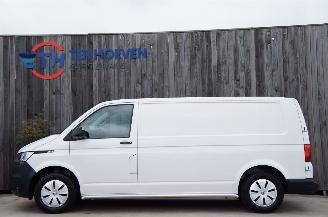 Vaurioauto  passenger cars Volkswagen Transporter T6 2.0 TDi Lang Automaat Airco Navi Cruise Apple Carplay 110KW Euro 6 2023/6