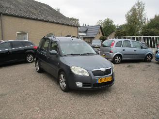 damaged passenger cars Skoda Roomster 1.6-16V Comfort 2007/8