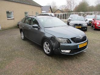 Coche accidentado Skoda Octavia 1.2 TSI Grt Amb Bns REST BPM €400!!! 2014/12