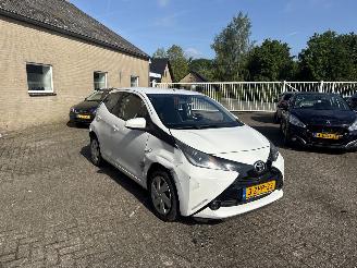 krockskadad bil auto Toyota Aygo 1.0 VVT-i x-play 2015/2