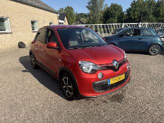 damaged passenger cars Renault Twingo 1.0 SCe Collection REST BPM €300,-!!! 2017/8