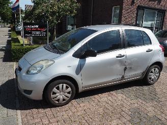 uszkodzony samochody osobowe Toyota Yaris 1.0 VVTi Acces 2010/5