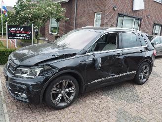 Vaurioauto  passenger cars Volkswagen Tiguan 2.0 Tdi R-Line Connected Serie 2016/10