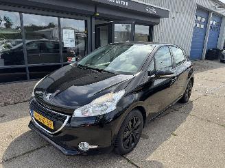 krockskadad bil auto Peugeot 208 1.0 VTI 50KW AIRCO 2013/10