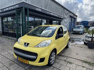 damaged passenger cars Peugeot 107 1.0 12V AIRCO 5-DEURS 2011/5