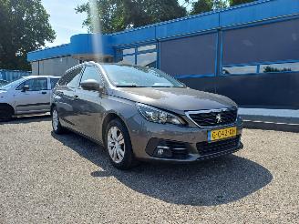 Schadeauto Peugeot 308 SW 1.2 PureTech Blue Lease Executive 2020/2