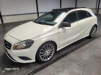 Unfallwagen Mercedes A-klasse 180 90-KW 6-Bak Prestige 5drs Panoramadak 2013/6