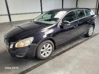 Unfallwagen Volvo V-60 1.6 T3 110-KW Automaat Momentum 2013/5