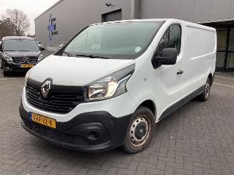 damaged passenger cars Renault Trafic  2019/4