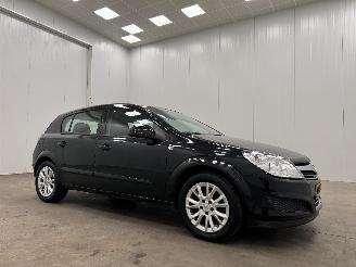 Damaged car Opel Astra 1.6i Autom. Edition 5-drs Airco 2009/11