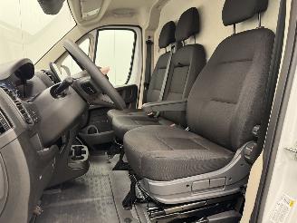Peugeot Boxer 35 2.2 BlueHDI Autom. L3H3 Navi Clima picture 9