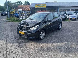 krockskadad bil auto Toyota Yaris Yaris III (P13) Hatchback 1.33 16V Dual VVT-I (1NRFE) [73kW 2012/3