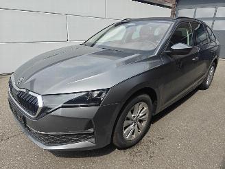 krockskadad bil auto Skoda Octavia Combi 1.5 TSI mHEV 110 kW Ambition 2026/4