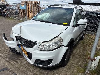krockskadad bil auto Suzuki SX4 SX4 (EY/GY) SUV 2006 - 1.6 16V 4x2 SUV  Benzine 1.590cc 88kW (120pk) FWD 2009-07 (EYA21; GYA21) M16AVVT 2011/9