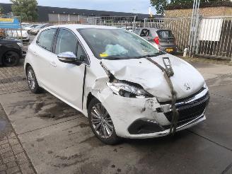 Auto incidentate Peugeot 208 208 I (CA/CC/CK/CL) Hatchback 2012 / 2019 - 1.2 12V e-THP PureTech 110 Hatchback  Benzine 1.199cc 81kW (110pk) FWD 2013-01/2019-12 (CAHNZ; CCHNZ) EB2DT; HNZ 2016/8