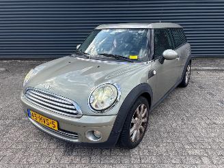 Voiture accidenté Mini Clubman Clubman (R55) Combi 2007 / 2014 - 1.6 16V Cooper Combi/o  Benzine 1.598cc 88kW (120pk) FWD 2007-10/2010-02 (ML31; ML32; ML33) N12B16A 2008/4