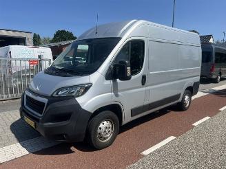 krockskadad bil bedrijf Peugeot Boxer 2.0 BLUEHDI 120KW L2H2  AIRCO KLIMA EURO6 2019/12
