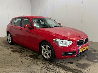 Voiture accidenté BMW 1-serie 116i 1.6 16V Hatchback 4Dr Benzine 1.598cc 100kW (136pk) RWD 2013/11