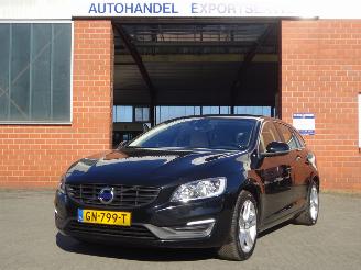 Damaged car Volvo V-60 Momentum AWD Twin Engine, Leer 162kw Plug-in Hybride 2015/7