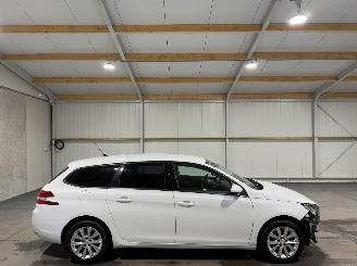 Voiture accidenté Peugeot 308 SW 1.2PureTech 96kW Blue Lease Executive 2014/10