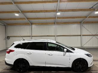 damaged passenger cars Ford Focus 2.0TDCI 103kW Automaat Titanium 2013/10