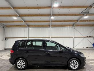 Auto incidentate Volkswagen Touran 1.6TDI 81kW 7p Automaat SCR Connected Series 7 Persoons 2016/4