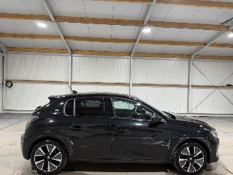krockskadad bil auto Peugeot e-208 50kWh  GT Pack Panoramadak 2020/12