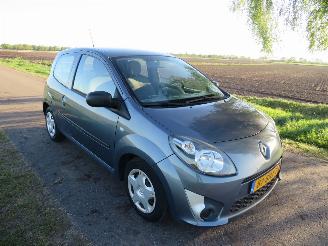 damaged passenger cars Renault Twingo 1.2 75pk170.000 km 2011-11 Airco schadevrij 2011/11