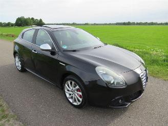 Damaged car Alfa Romeo Giulietta 1.4 Turbo 120pk progresion 211.000km nap 5Drs  Leer Clima Schuifdak 2011/3