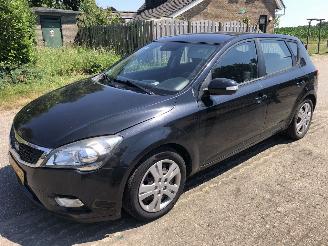 krockskadad bil auto Kia Ceed 1.4 VVT X-ecutive 2010/1