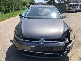 uszkodzony samochody osobowe Volkswagen Golf Golf 1.0 TSI Comfortline 2019/2