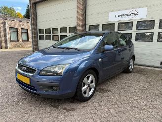 Vaurioauto  passenger cars Ford Focus 1.6-16V Futura Automaat Airco NAP ! 2006/7