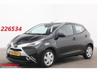 krockskadad bil auto Toyota Aygo 1.0 VVT-i x-play Aut. Airco Camera Bluetooth 98.797 km! 2016/12
