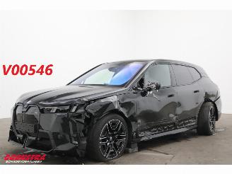 krockskadad bil auto BMW iX xDrive M70 112 kWh Pano LED ACC B&W Memory 360° AHK 2025/4