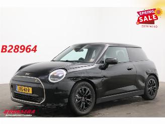 skadebil auto Mini Cooper SE Favoured M 54.2 kWh Pano LED ACC Leder Camera SHZ 2.035 km! 2026/1