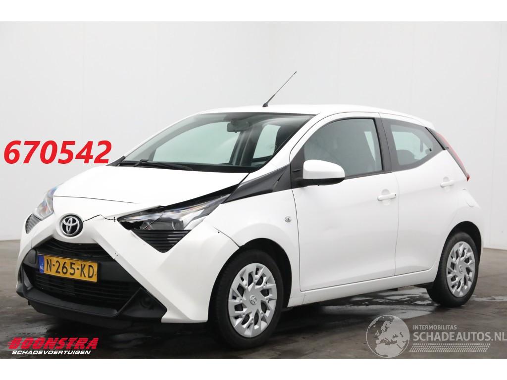 Toyota Aygo 1.0 VVT-i x-play Navi Airco Cruise Camera