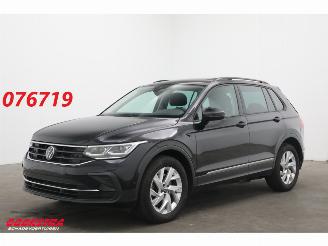 krockskadad bil auto Volkswagen Tiguan 2.0 TSI DSG 4Motion Pano Schuif/kantel ACC Clima Navi SHZ Apple/Android Camera PDC 2023/7