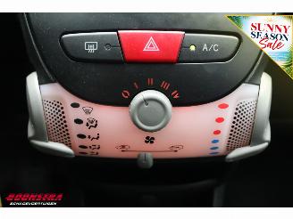 Toyota Aygo 1.0 VVT-i Now 5-drs Airco Navi Bluetooth 92.182 km! picture 21