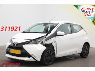 skadebil auto Toyota Aygo 1.0 VVT-i x-play Apple/Android Airco Cruise Camera 2018/1