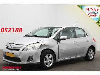 Vaurioauto  passenger cars Toyota Auris 1.8 Full Hybrid Aspiration Navi Cruise Clima Bluetooth 105.627 km! 2012/1