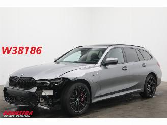 krockskadad bil auto BMW 3-serie Touring 330e xDrive M-Sport HUD H/K Pano ACC SHZ LrHZ Apple/Android Camera PDC AHK 2026/10