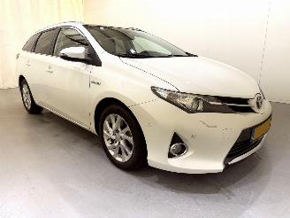 damaged passenger cars Toyota Auris Touring Sports 1.8 Hybrid Lease+ Pano/Clima/Navi 2014/8