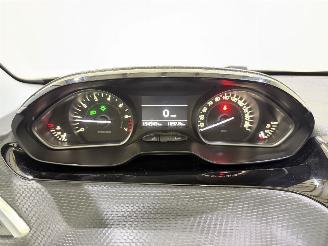 Peugeot 208 HB 1.2 Allure Navi/Clima/Pano picture 32