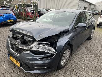 krockskadad bil auto Renault Mégane Stationcar  1.3 TCe  Equilibre 2023/6