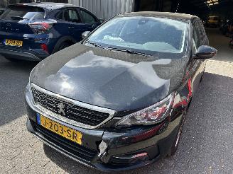 krockskadad bil auto Peugeot 308 SW  1.2 PureTech  Bluelease Active 2020/10