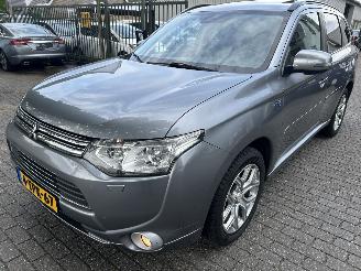 krockskadad bil auto Mitsubishi Outlander 2.0 PluginHybrid Instyle  Automaat 2014/4