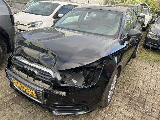 krockskadad bil auto Audi A1 1.2 TFSI  Attraction  5 drs 2014/7